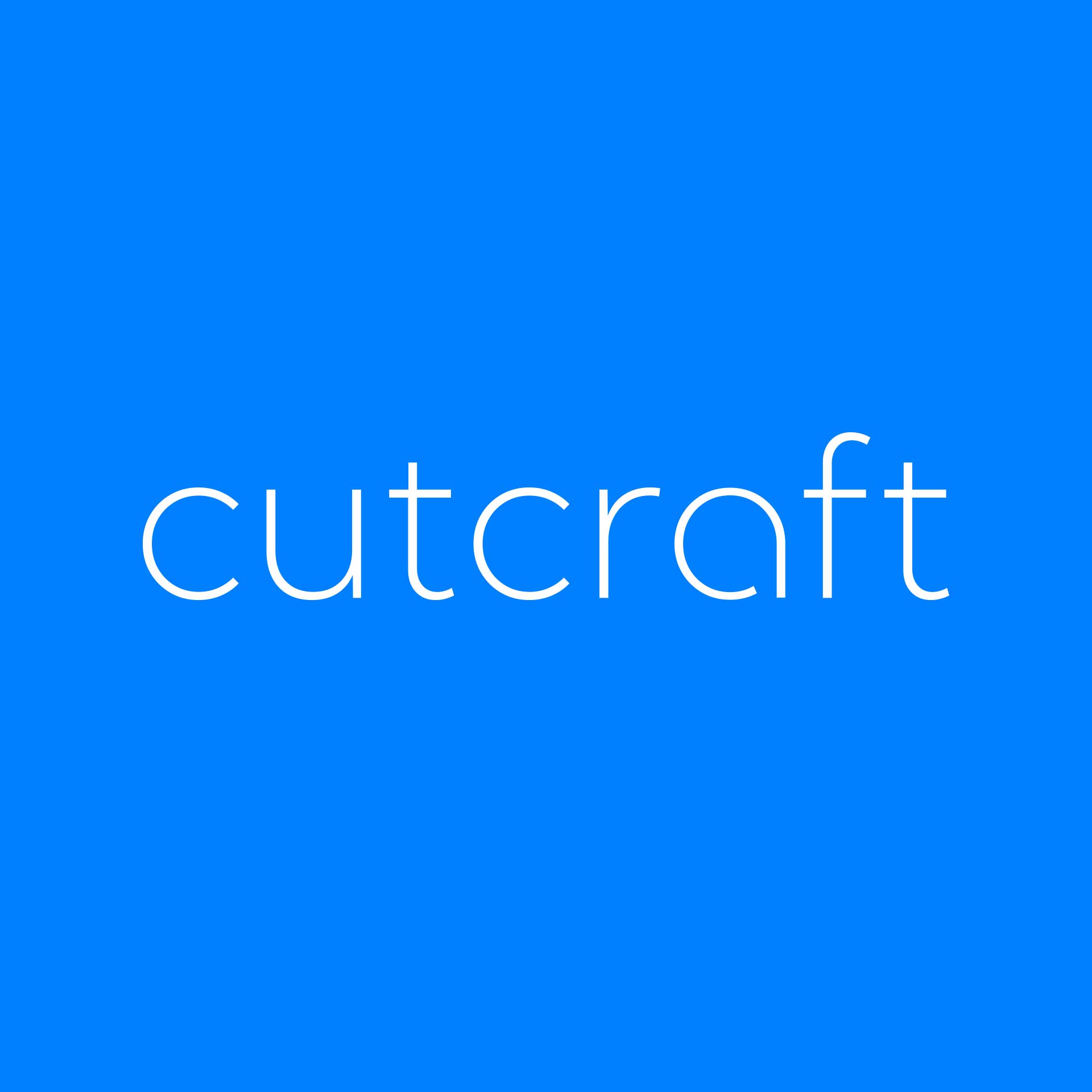 Logo cutcraft auf CI-farbenen, blauen Hintergund