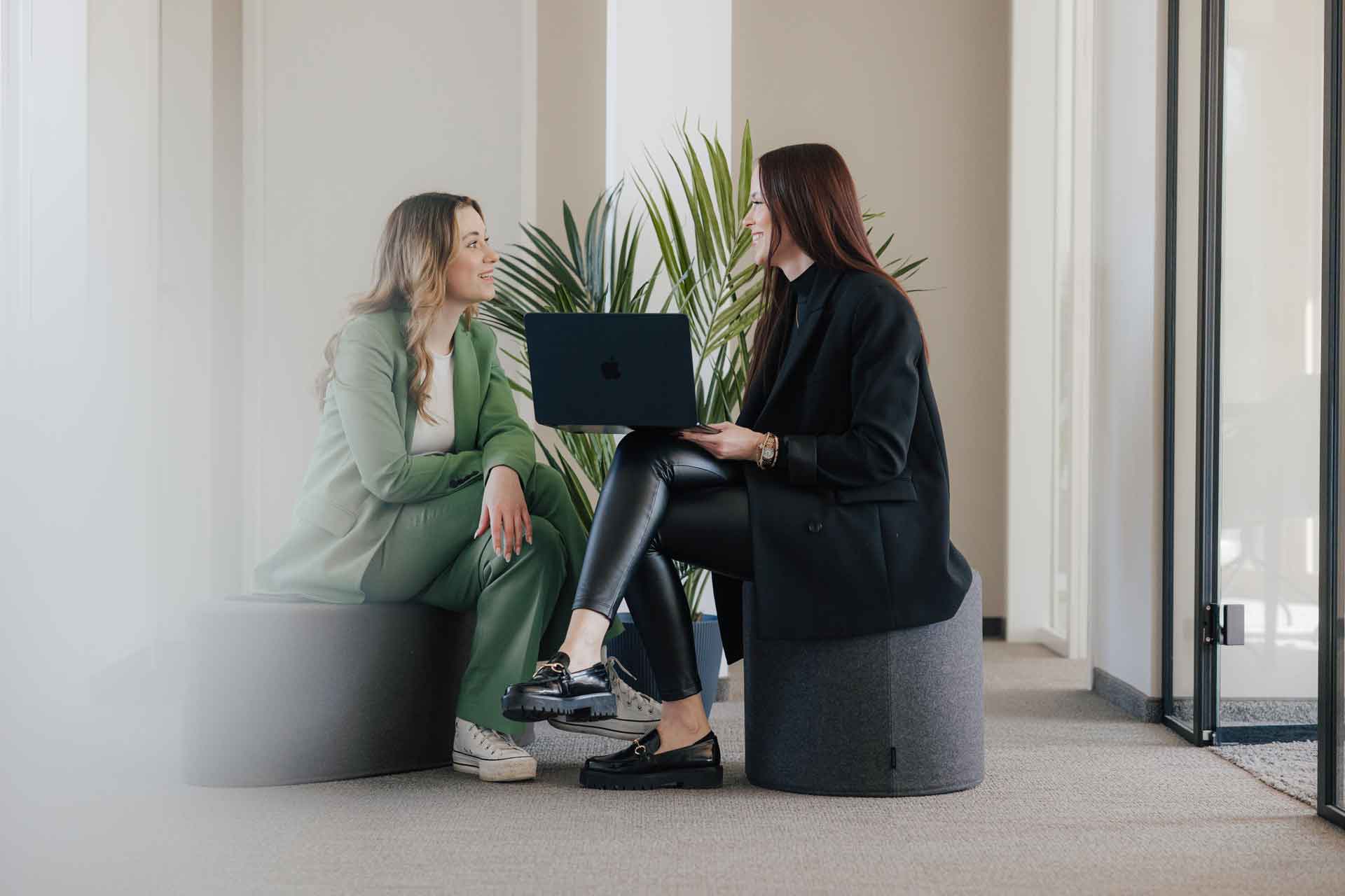 Josefina und Annika in unserem Flur bei einer Besprechung.